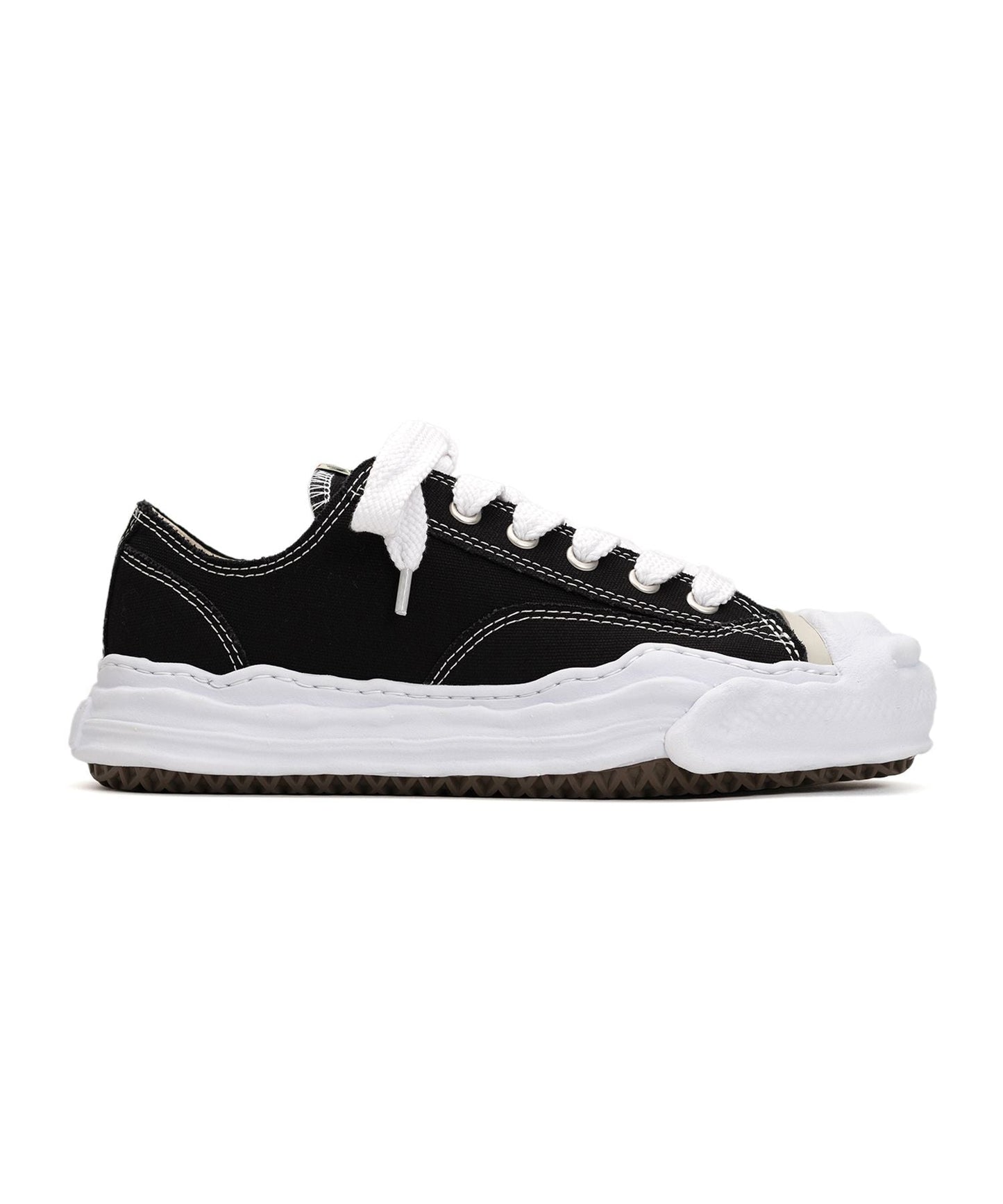 Velia Aeson Low Top Sneaker