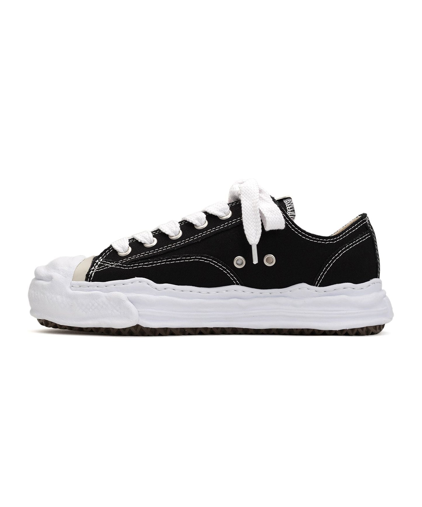 Velia Aeson Low Top Sneaker