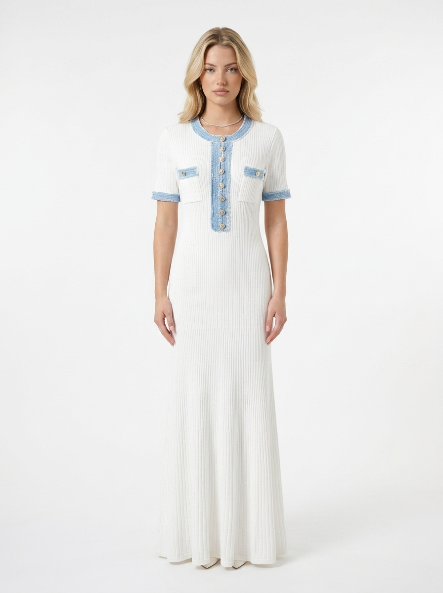 Sommerkleid mit blauen Akzenten
