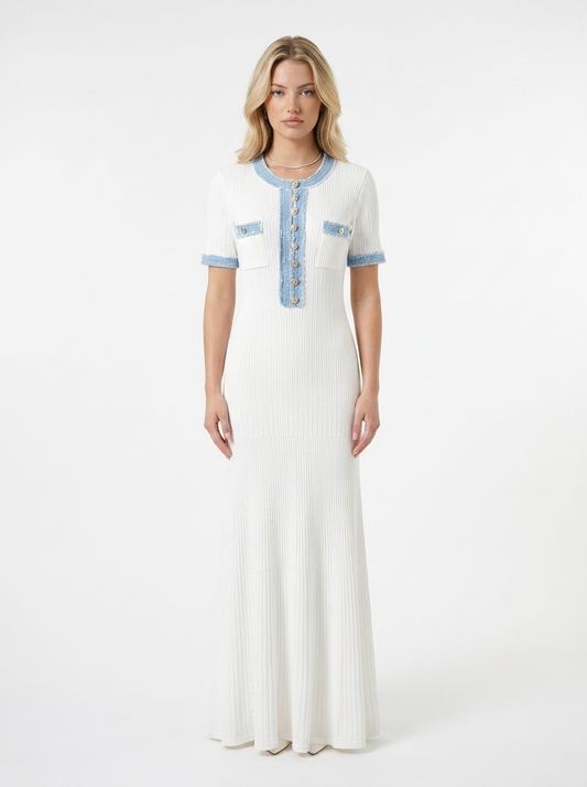Sommerkleid mit blauen Akzenten