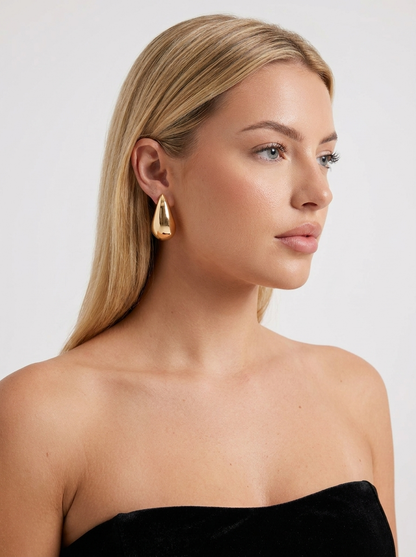 Fayth Ohrringe Gold – am Model getragen