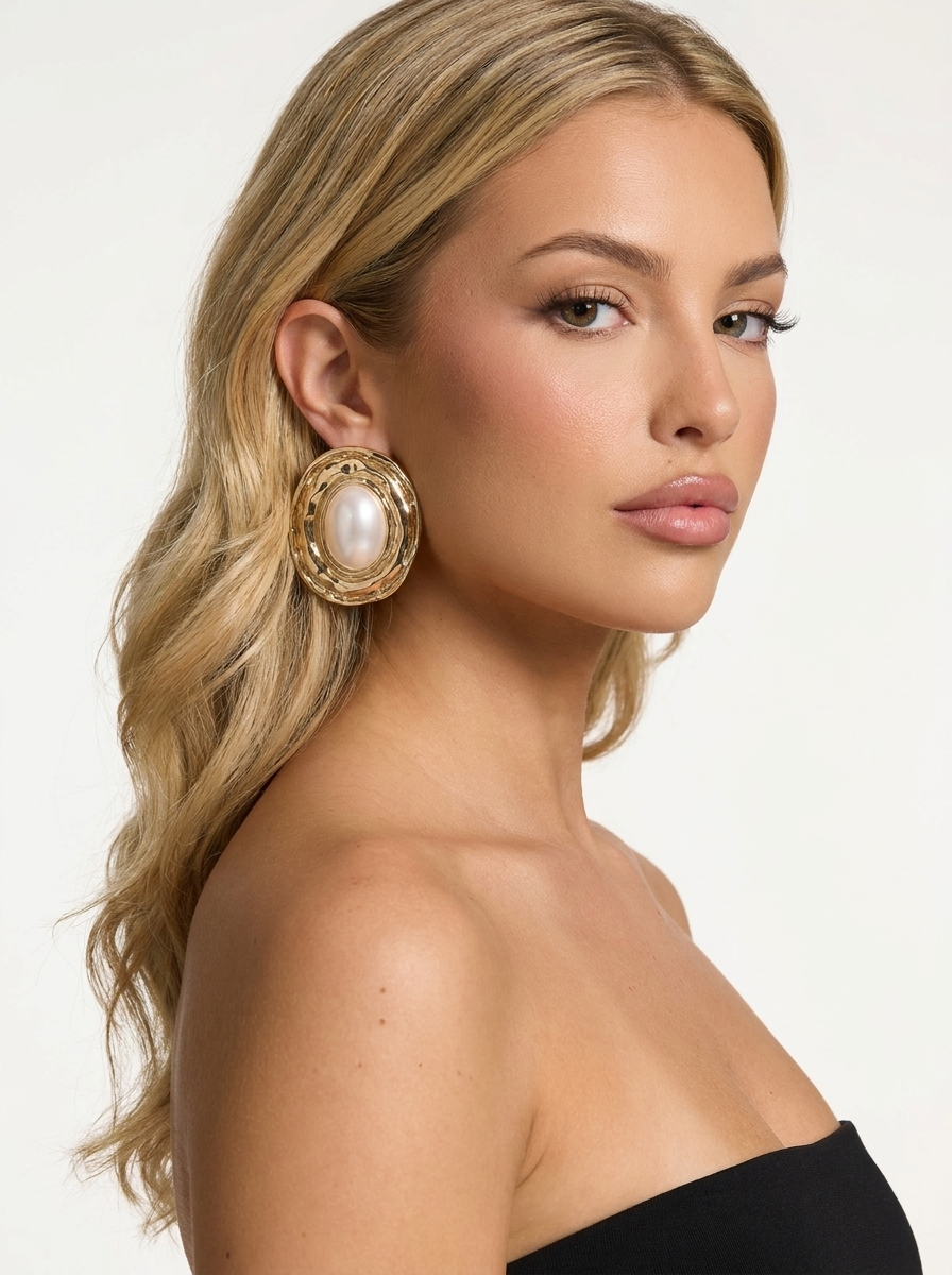 Ceecee Ohrringe Gold – am Model getragen