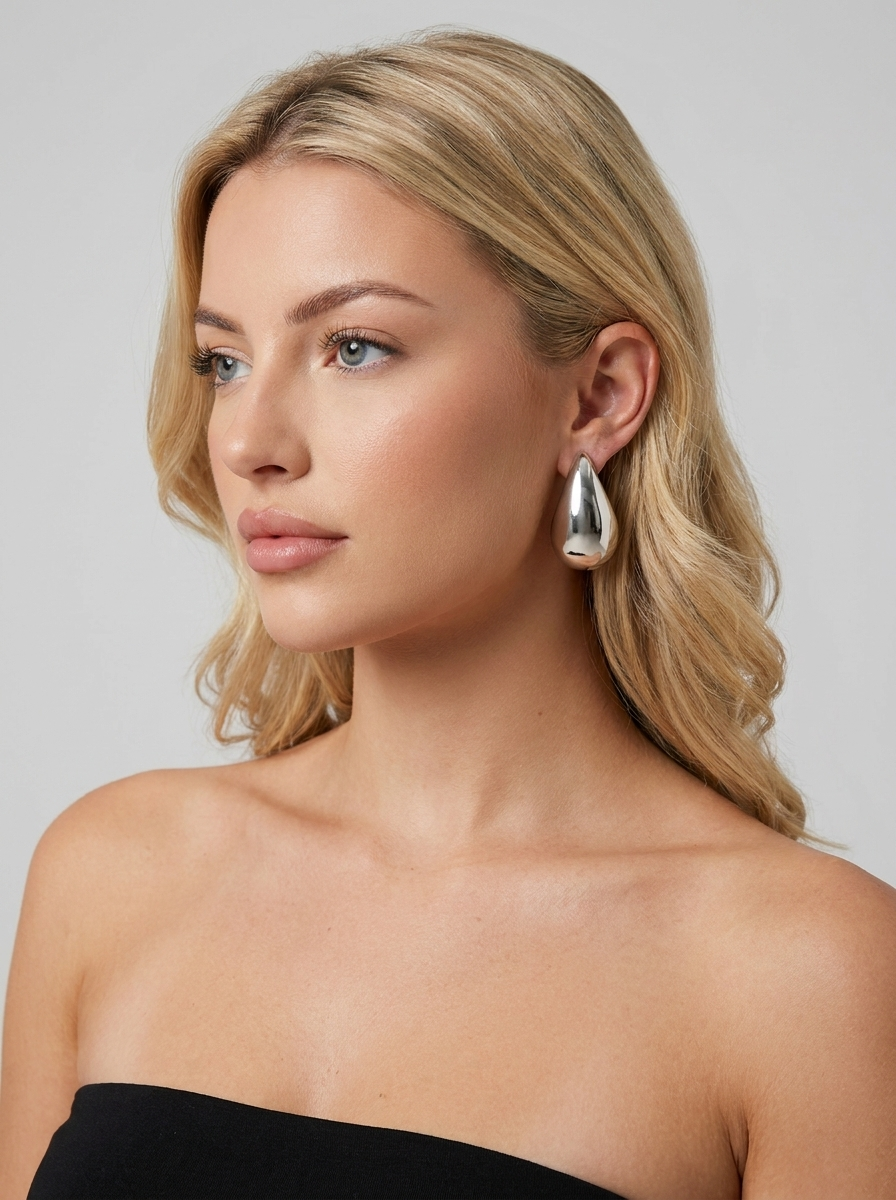 Fayth Ohrringe Silber – am Model getragen