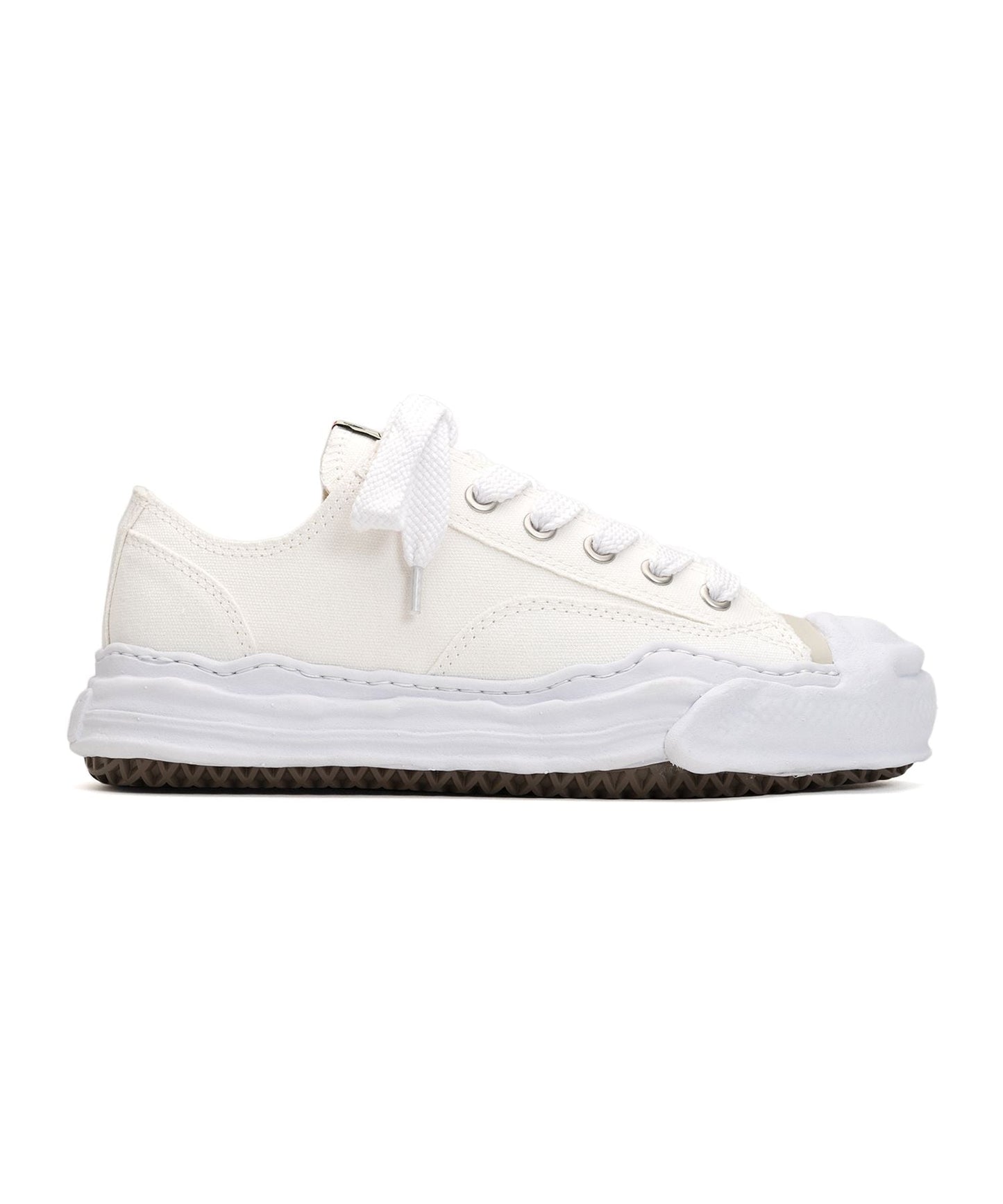 Velia Aeson Low Top Sneaker